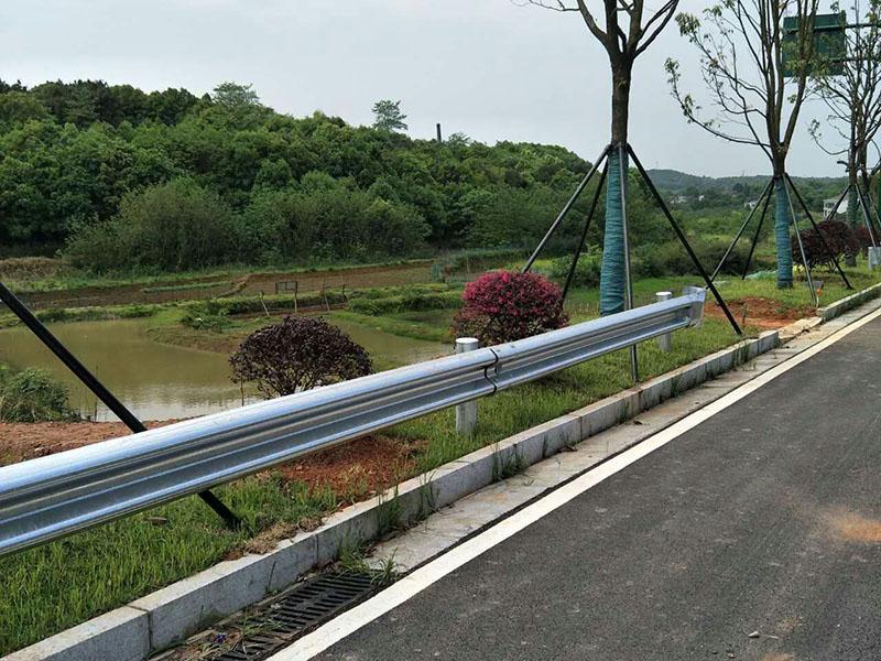 路側護欄板