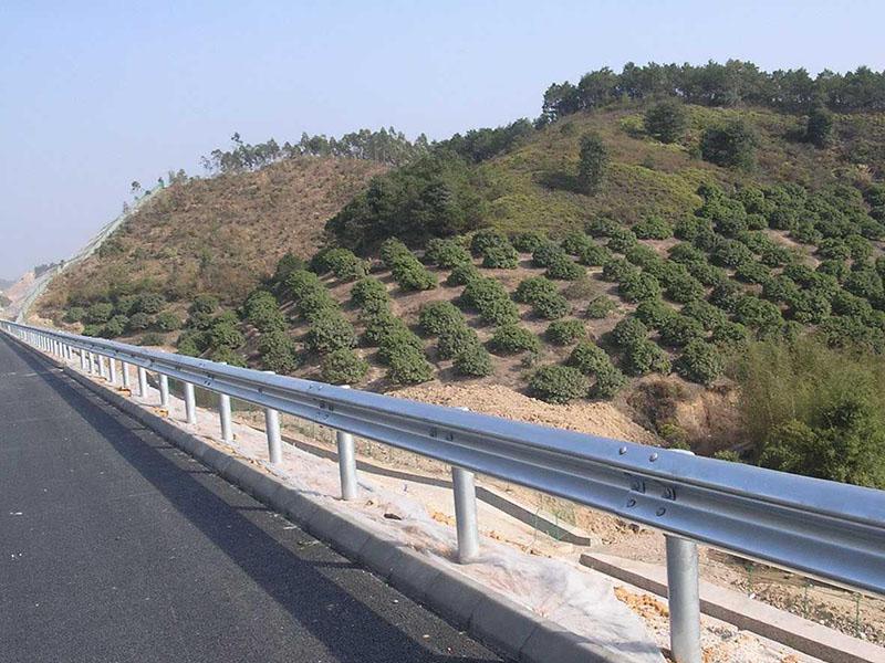 路側護欄板